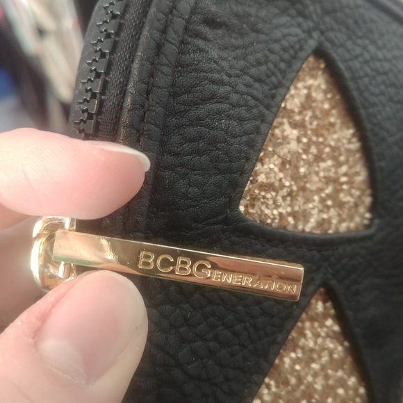 ⚠️ BCBGeneration Zip Clutch - Black/Gold Geometric - Picture 2 of 4